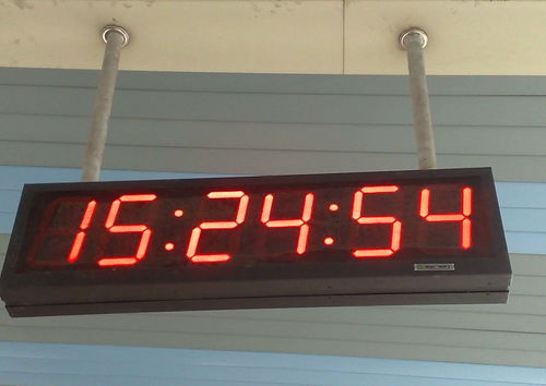 高清大圖展示 辦公室與工廠專(zhuān)業(yè)LED時(shí)鐘電子產(chǎn)品的視覺(jué)魅力